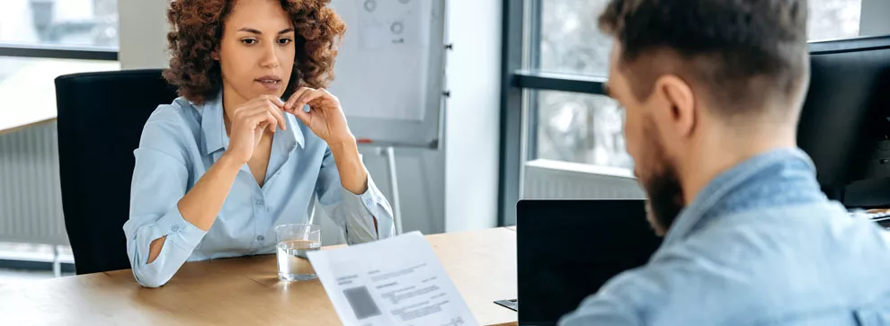 Illustration d’un candidat stressé face à un recruteur strict