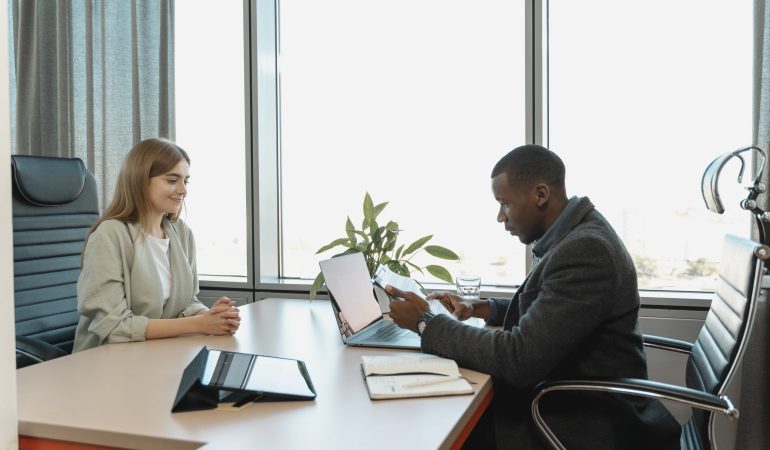 Illustration d’un candidat confiant qui salue son recruteur avec un sourire
