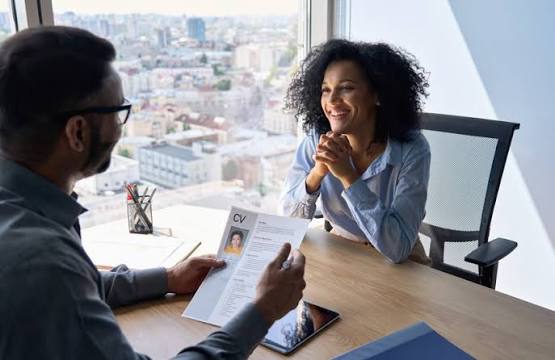 Illustration d’un candidat confiant qui salue son recruteur avec un sourire